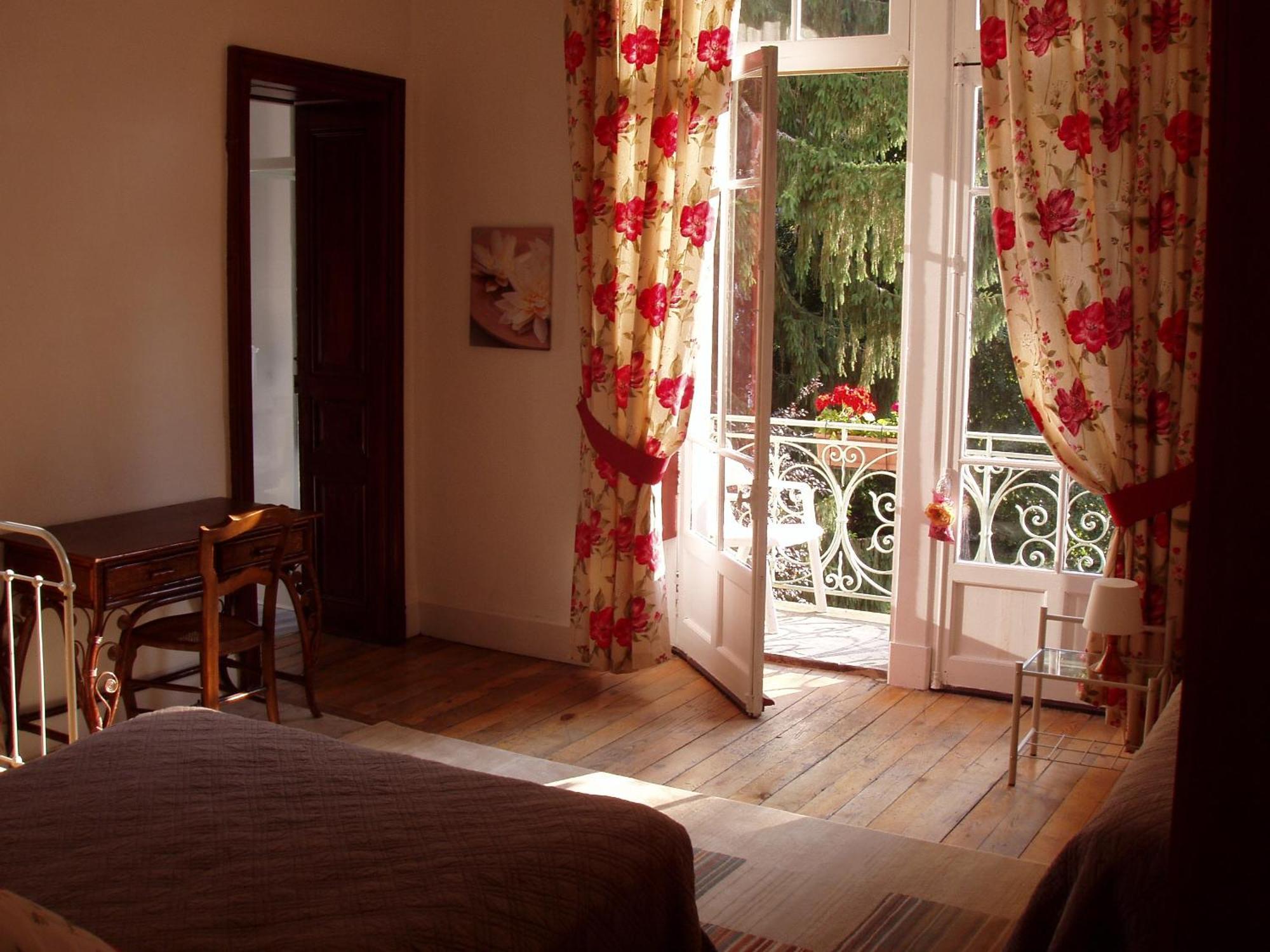 Castel De La Pique Bed & Breakfast